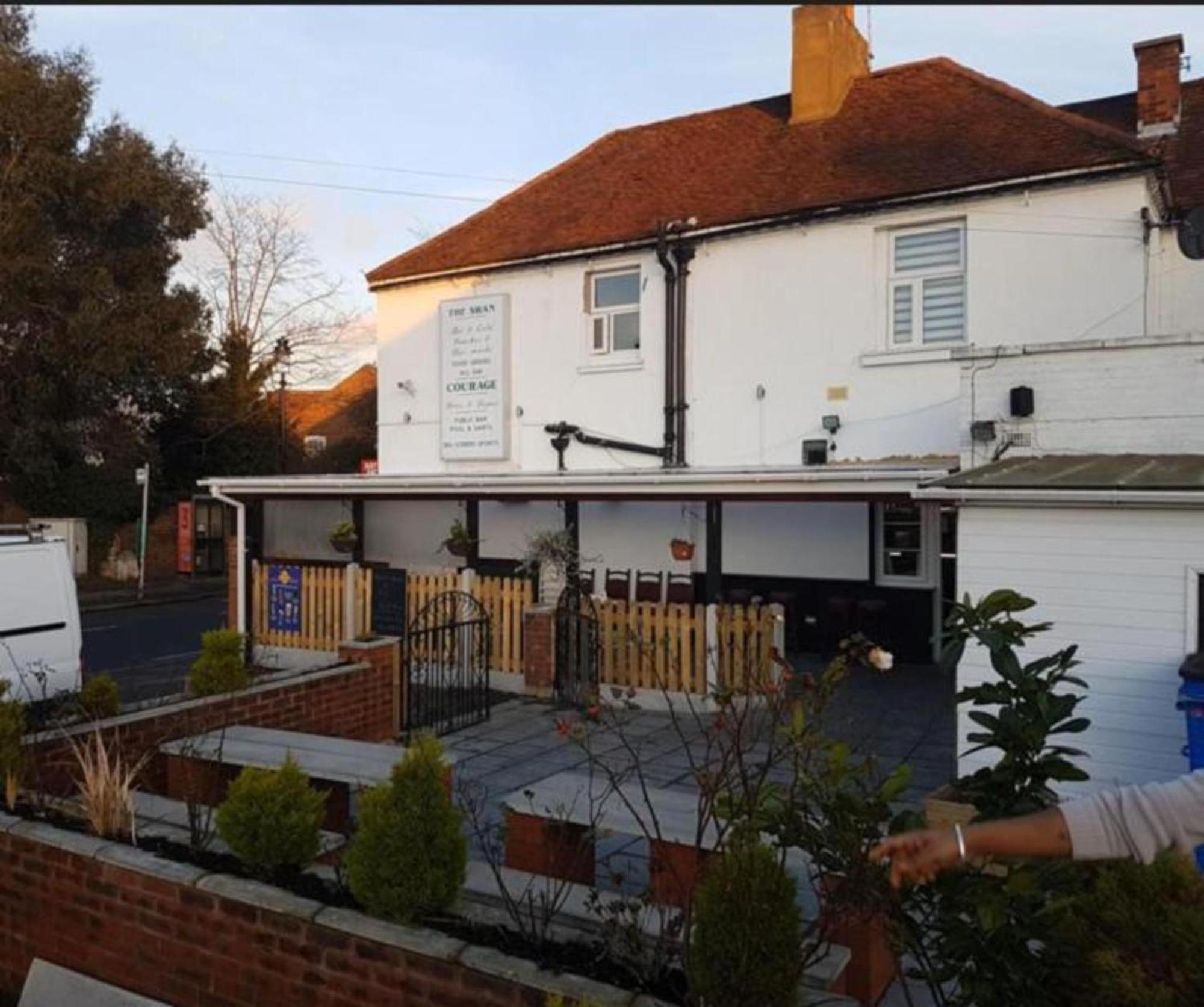 Swan Inn, Heathrow Airport Stanwell Esterno foto